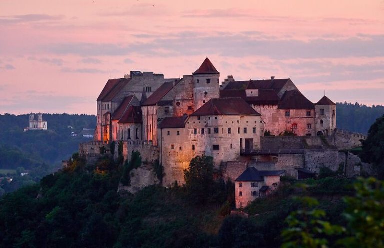 Panorama der weltlängsten Burg Burghausen – Top Ausflugsziel nahe der Ferienwohnung Haus 113.