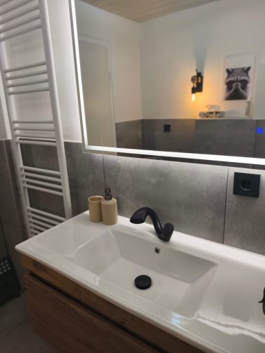 Moderner Waschtisch mit Spiegel im Badezimmer der Ferienwohnung Burgjuwel