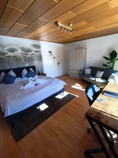 Schlafzimmer 2 mit Doppelbett und Schlafsofa in der Ferienwohnung Burgjuwel in Burghausen