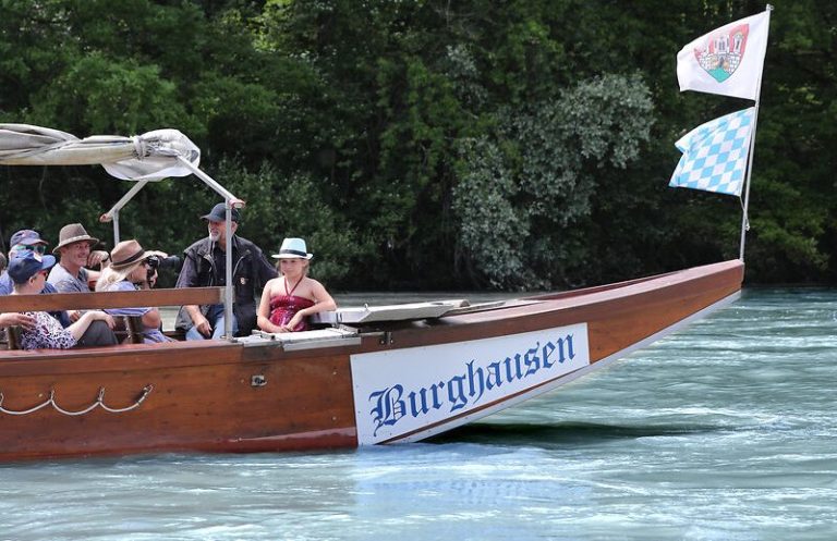Traditionelle Plättenfahrt auf der Salzach mit Blick auf die Burganlage Burghausen.