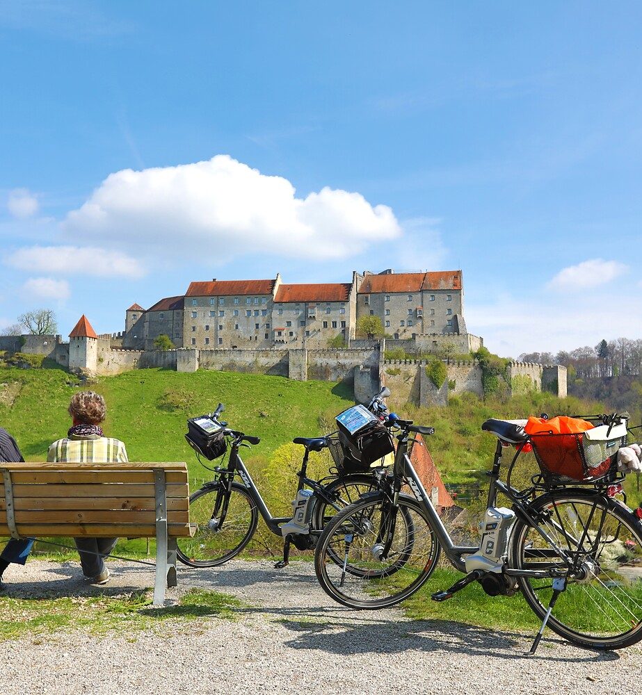Fahrradtour zur Burg Burghausen Fahrräder vor der Burg Burghausen mit Blick auf die längste Burg der Welt