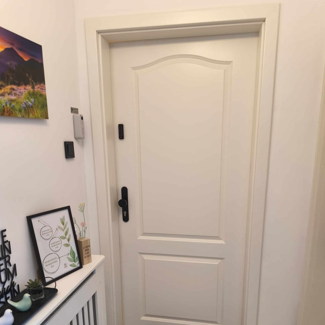 Self-Check-in – Ferienwohnung Burgjuwel Burghausen Eingangsbereich mit digitalem Zugangssystem der Ferienwohnung Burgjuwel in Burghausen
