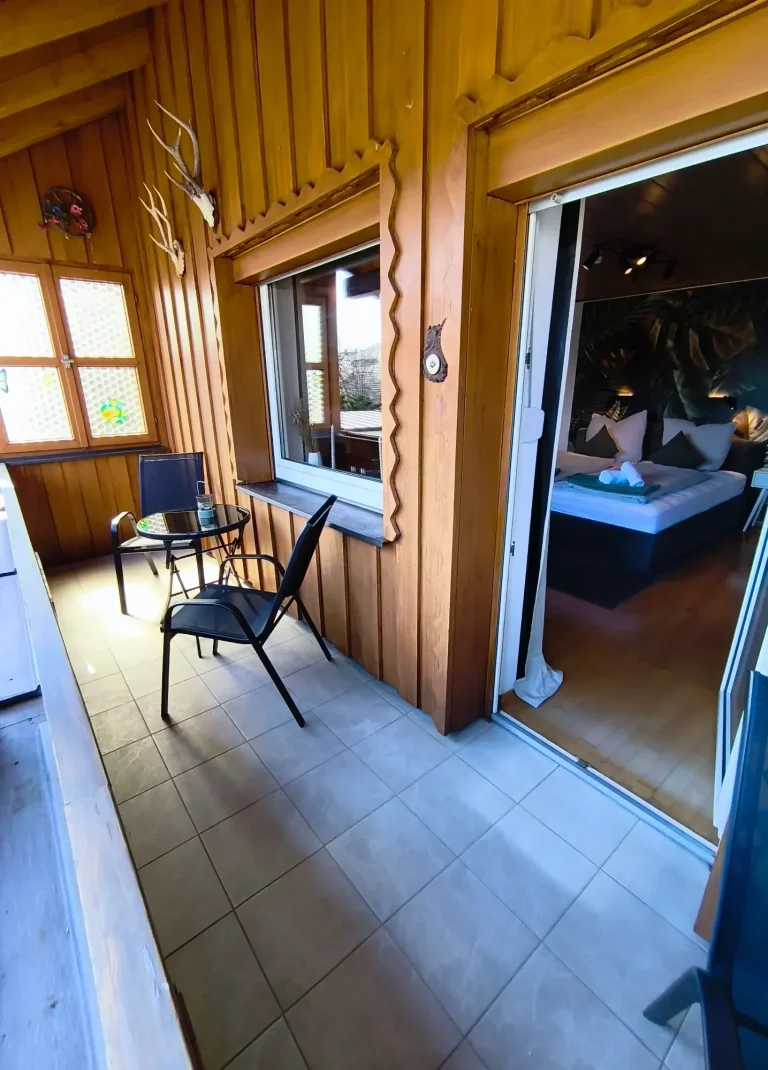 Modernes Schlafzimmer mit hochwertigem Boxspringbett in der Ferienwohnung Burgperle Burghausen