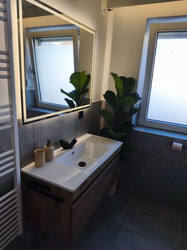 Moderner Waschbereich im Badezimmer der Ferienwohnung Burgjuwel in Burghausen
