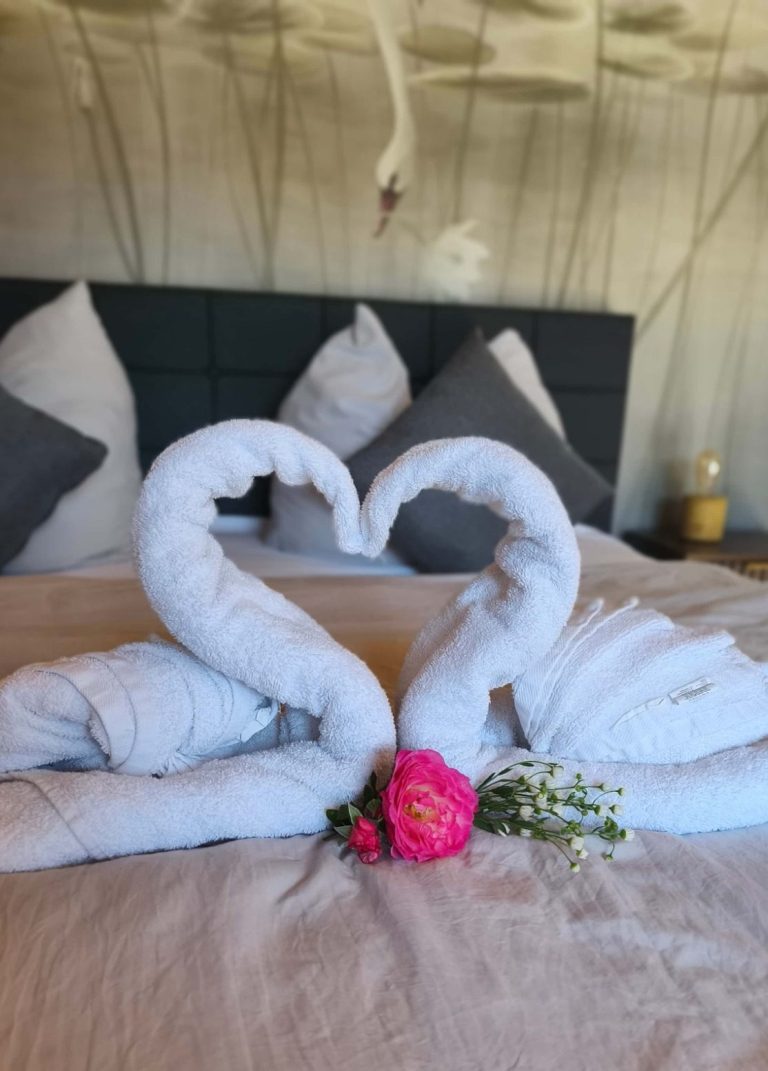 Modernes Schlafzimmer mit hochwertigem Boxspringbett in der Ferienwohnung Burgjuwel Burghausen