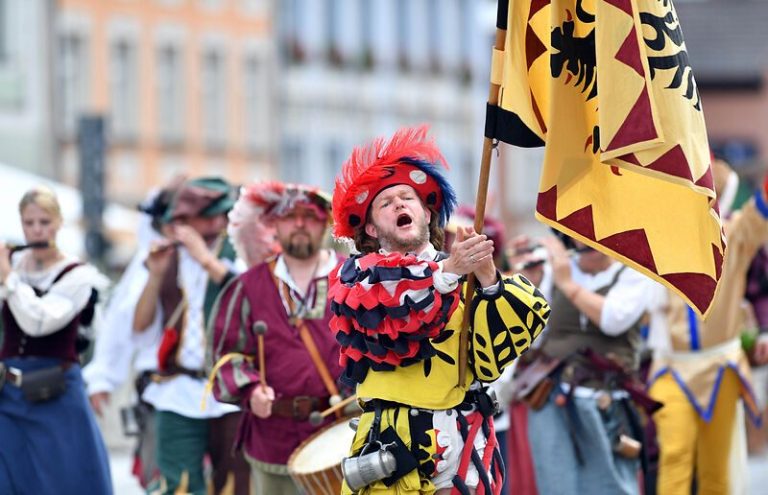 Buntes Treiben beim Historischen Burgfest mit Rittern und Gauklern auf der Burg Burghausen.