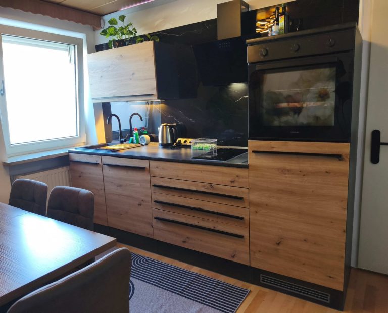 Moderne voll ausgestattete Küche der Ferienwohnung Burgjuwel in Burghausen