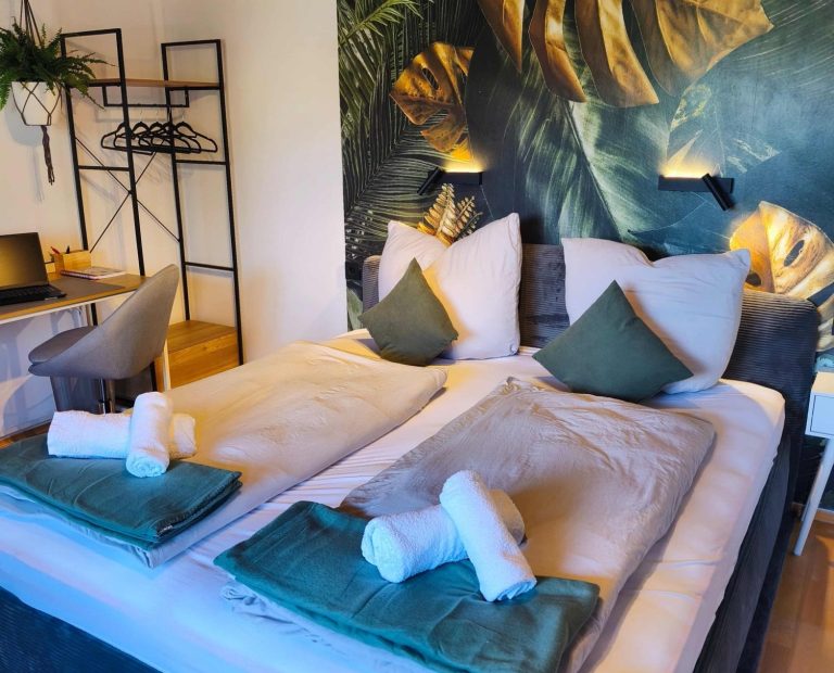 Moderner Essbereich mit stilvoller Wandgestaltung in der Ferienwohnung Burgperle Burghausen