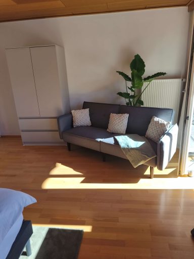 Schlafsofa im Schlafzimmer 2 der Ferienwohnung Burgjuwel in Burghausen