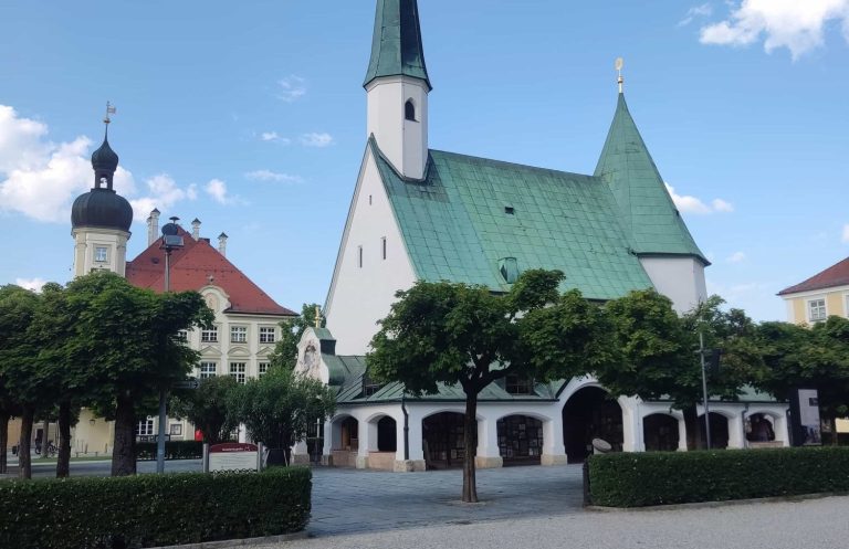 Die berühmte Gnadenkapelle am Kapellplatz im Wallfahrtsort Altötting nahe Burghausen.