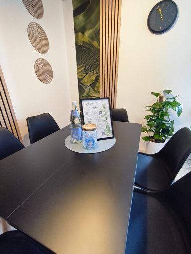 Moderner Esstisch mit schwarzen Stühlen im stilvollen Essbereich der Ferienwohnung Burgperle in Burghausen.