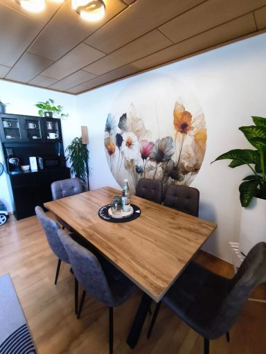 Moderner Essbereich mit großem Esstisch in der Ferienwohnung Burgjuwel in Burghausen