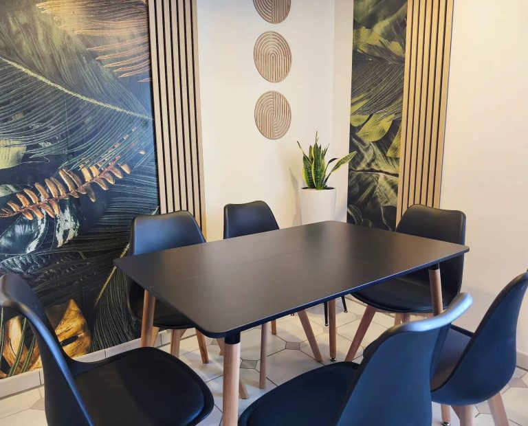 Moderner Essbereich mit stilvoller Wandgestaltung in der Ferienwohnung Burgperle Burghausen