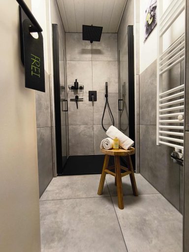 Moderne Dusche im Badezimmer der Ferienwohnung Burgjuwel in Burghausen