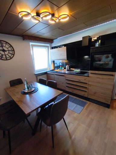 Moderne voll ausgestattete Küche der Ferienwohnung Burgjuwel in Burghausen