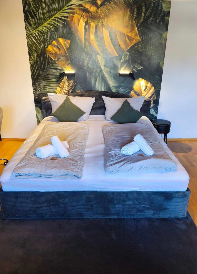 Modernes Schlafzimmer mit hochwertigem Boxspringbett in der Ferienwohnung Burgperle Burghausen