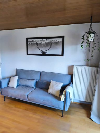 Gemütliches Wohnzimmer mit komfortablem Sofa, modernem Design in der Ferienwohnung Burgperle in Burghausen.
