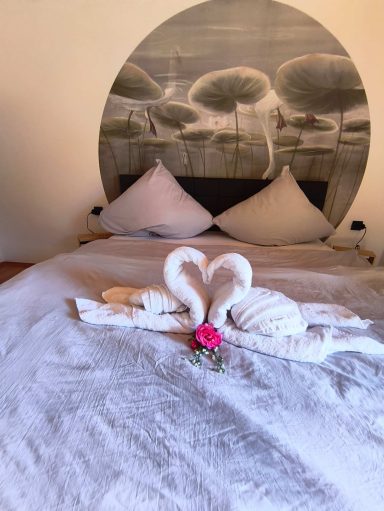 Liebevoll vorbereitetes Doppelbett im Schlafzimmer 1 der Ferienwohnung Burgjuwel