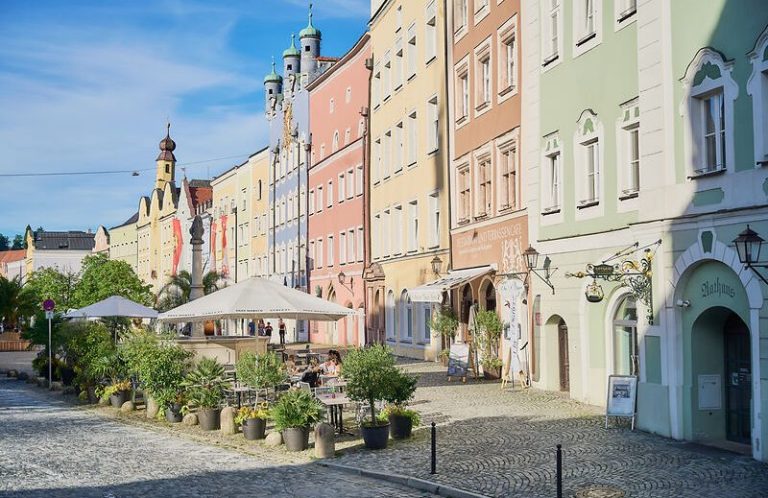 Bunte Giebelhäuser und historische Architektur in der Altstadt von Burghausen.